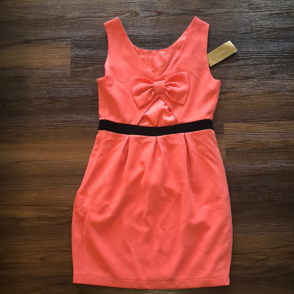 Adorable spring dress with back cutout and bow 🎀